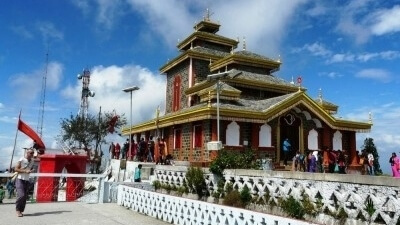 Surkanda Devi Temple is located on the Mussoorie – Chamba road near Unniyal Village and Dhanaulti